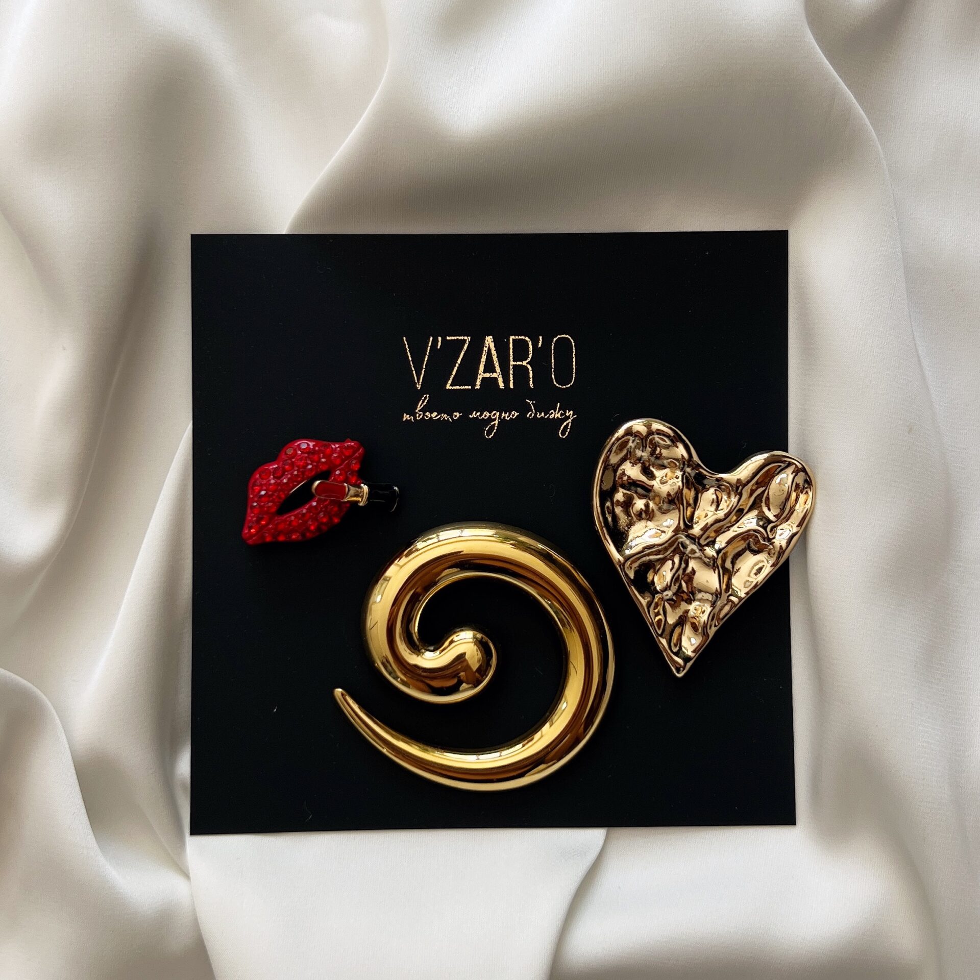 Подаръчен комплект брошки Kiss